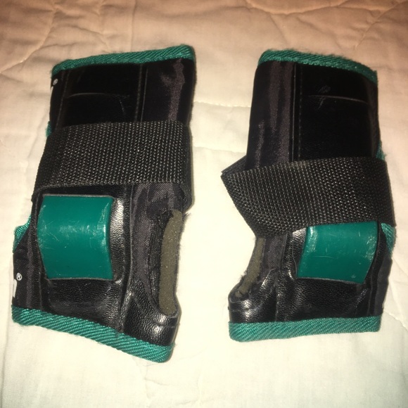 💞 $4 sale (these items must go) Franklin wrist guards pair: youth small - Picture 2 of 8